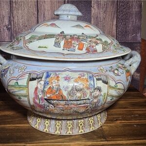 Large Chinese Famille Rose Lidded Tureen 12" Qing Court Scene Republic Style